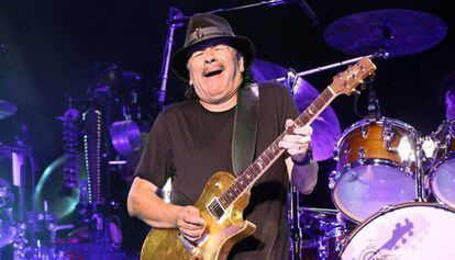 Carlos Santana, en un momento de su actuaci&oacute;n ayer noche en el Festival de Cap Roig.