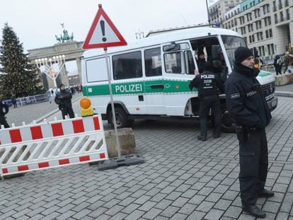 Polic&iacute;as alemanes patrullan los alrededores de la Puerta de Brandenburgo en Berl&iacute;n, el pasado viernes.