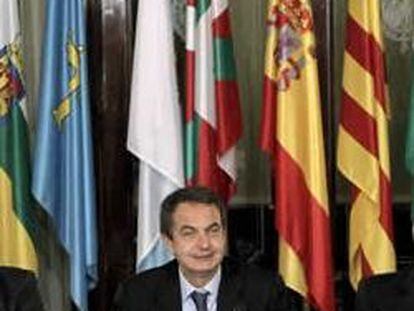 El presidente del Gobierno, José Luis Rodríguez Zapatero (c), y los presidentes de Galicia, Alberto Núñez Feijóo (izda); País Vasco, Patxi López (2 izda); Cataluña, José Montilla (2 dcha), y Andalucía, José Antonio Griñán, al inicio de la IV Conferencia de Presidentes.