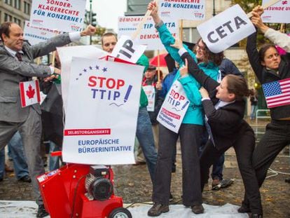 Protesta en contra de los tratados de libre comercio que la UE negocia con EE UU y con Canad&aacute;, el pasado 11 de octubre en Berl&iacute;n. 