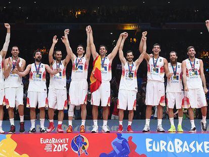 Los jugadores de España celebran el oro sobre el podio.