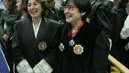 La fiscal superior , María Ángeles Montes (a la derecha) en la toma de posesión de la fiscal jefe de Vizcaya, Carmen Adán.