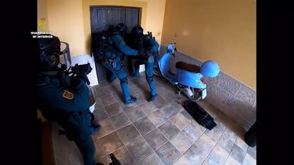Varios agentes de la Guardia Civil momentos antes de entrar en la casa donde se encontraba el narcotraficante El Carpintero.