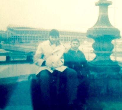 Debio de ser la primera vez que veíamos mi hermano y yo el estadio de cerca, desde el Puente de Toledo, sería a principios de los años 70, hacía pocos años que el estadio existía. Recuerdo que, poco tiempo déspues, mi padre nos hizo socios del Atleti y seguimos siendólo en el 2017, aqui hemos sido felices e infelices, hemos reído, hemos llorado de alegría y de tristeza y sobre todo hemos sufrido y lo echaremos siempre de menos.