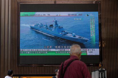 Un hombre observa una televisión con la imagen de un barco de guerra chino en un centro comercial de Hong Kong, este miércoles. 