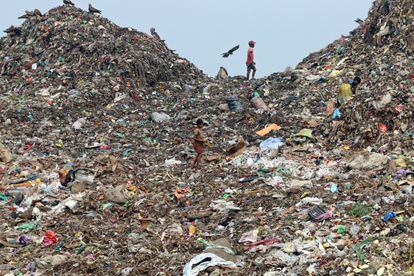 Dos niños en un vertedero de Daca, en octubre de 2021. La capital de Bangladesh produce 25.000 toneladas de basura al día.