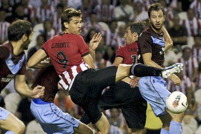 Fernando Llorente disputa un balón suelto.