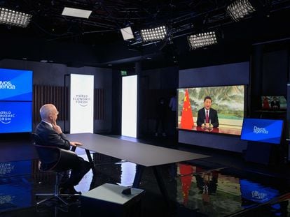 El fundador del Foro de Davos, Klaus Schwab, escucha la intervención del presidente chino Xi Jinping, este lunes en la sede del Foro Económico cerca de Ginebra.