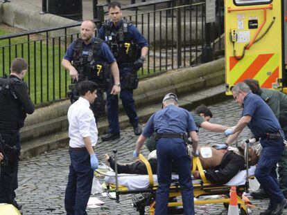 Imagen del sospechoso del ataque. En vídeo, el momento del ataque y las redadas en Birmingham.