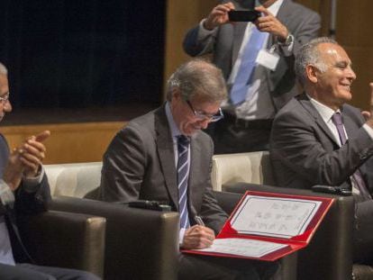 El enviado especial de la ONU, Bernardino León (centro), firma el documento.