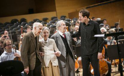 Los tres músicos con el director Pablo González.