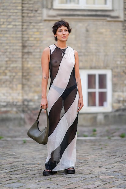 A las afueras de los desfiles de las principales semanas de la moda del mundo hemos visto que la tendencia es una auténtica fiebre. En esta imagen la influencer Alicia Coscarelli en los desfiles de la Semana de la Moda de Copenhague, en agosto.