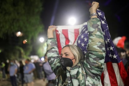A woman celebrates the triumph of the far-right candidate, José Antonio Kast, in the first in Chile, this Sunday.