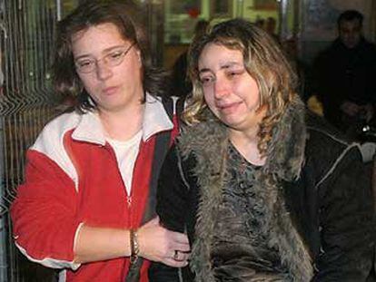 Ana María C.F. (derecha), tras visitar a su hija en el hospital.
