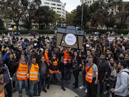 Periodistas y fotógrafos protestan en la plaza Catalunya de Barcelona.
