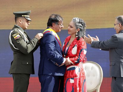 El presidente Gustavo Petro recibe la banda presidencial de la senadora María José Pizarro, y del presidente del Congreso, Roy Barreras, durante la ceremonia de Investidura, el 7 de agosto de 2022 en la Plaza Bolívar de Bogotá.