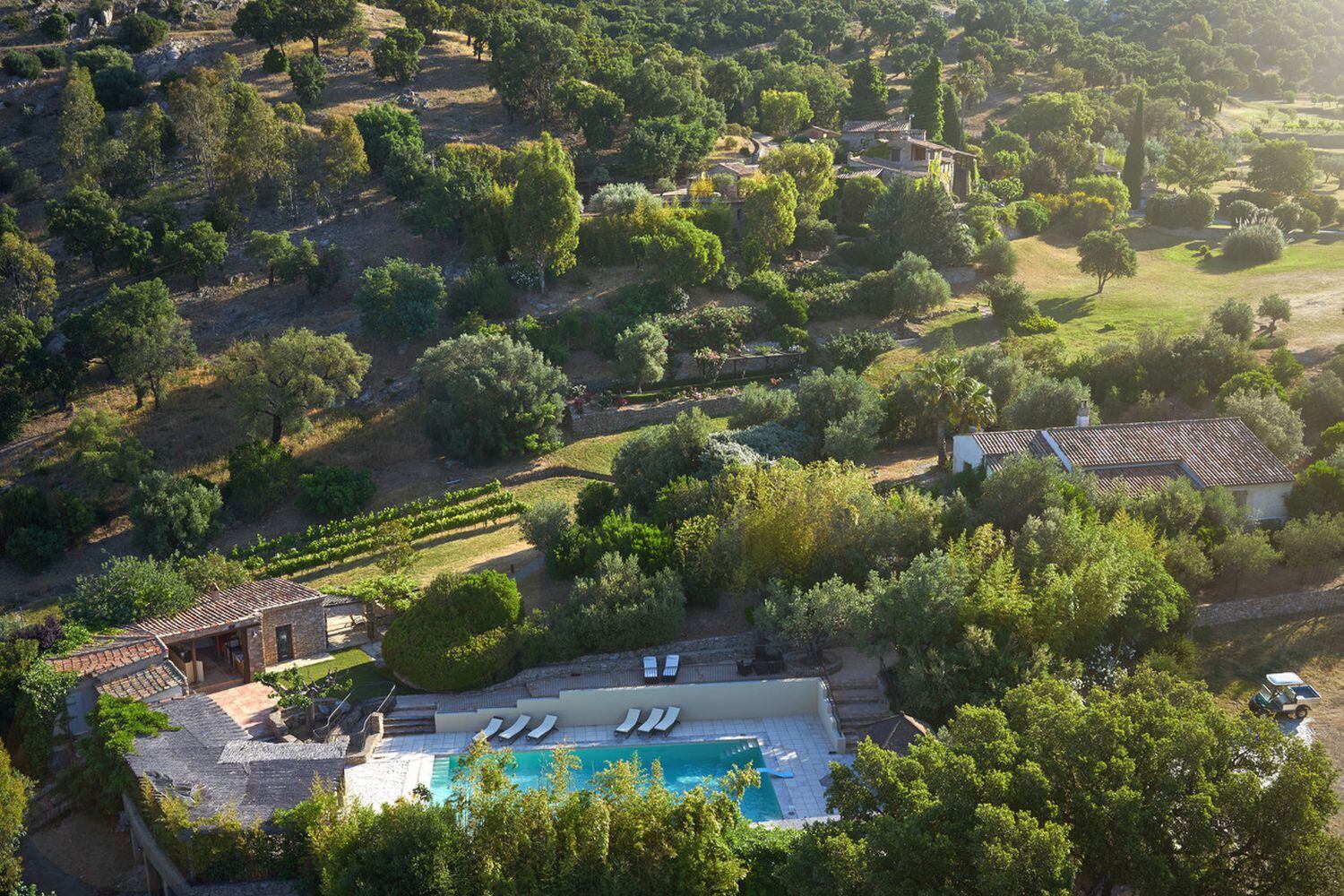 Vista aérea del pueblo de Johnny Depp en Francia, a la venta por 33 millones de euros. 