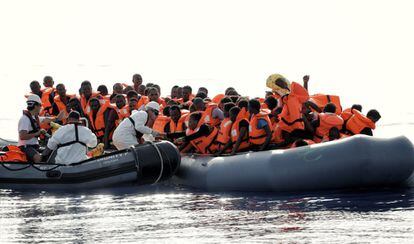 Una vez que todos los migrantes tienen puesto el chaleco salvavidas comienza el rescate.