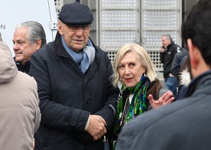 La dirigente Rosa Díez conversa con el fundador de Vox, Alejo Vidal-Quadras. A la izquierda, el empresario Marcos de Quinto.