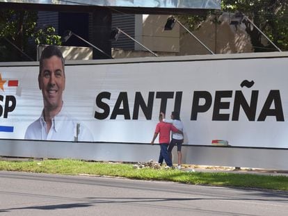 Propagana electoral del candidato a la preisdencia por el Partido Colorado, Santiago Peña, en una calle de Asunción, el 29 de abrl de 2023.