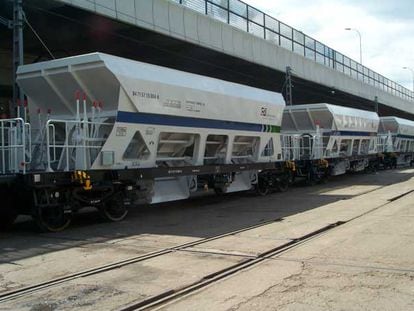 Vagones-tolvas para el transporte de balasto fabricados por Tafesa para Convensa, una compañía filial del grupo FCC.