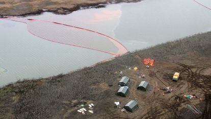 Un equipo analiza el vertido de combustible diésel al río Ambárnaya, cerca de la ciudad siberiana de Norilsk.
