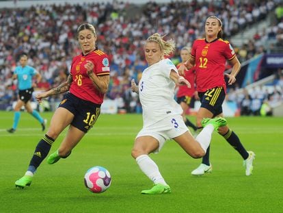 Mapi León (izquierda), jugadora de la selección femenina de fútbol, durante la Eurocopa 2022.