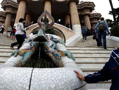 Turistas en el parque G&uuml;ell de Barcelona.