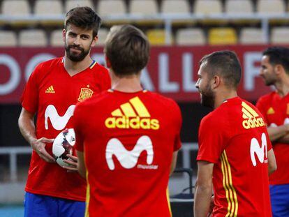 Piqué habla con Alba y Monreal durante el entrenamiento en Skopje.