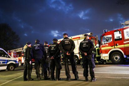 La policía hace guardia cerca del hotel donde el autobús del equipo Borussia Dortmund fue accidentado a causa de una explosión, en Dortmund.