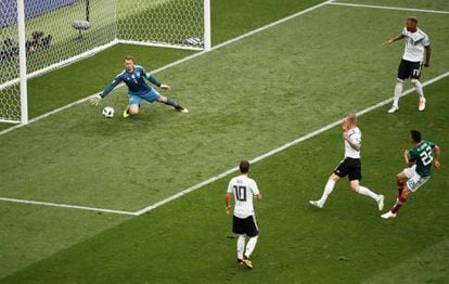El mexicano Hirving Lozano marca el primer gol del partido a la selección alemana.