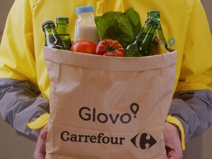 Glovo empieza a repartir pedidos de Carrefour en Madrid y Barcelona