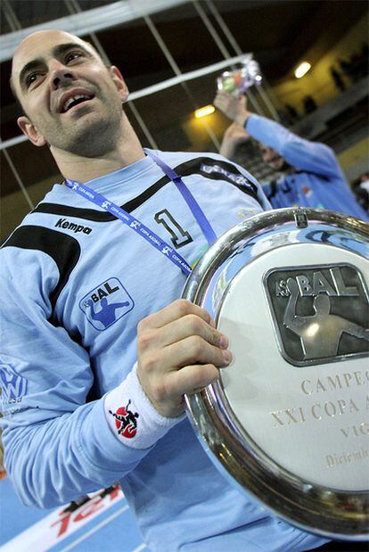 Hombrados posa con el trofeo que acredita el triunfo del Ciudad Real.