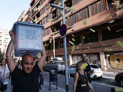 Desfile por el aniversario del 1-O en Barcelona.