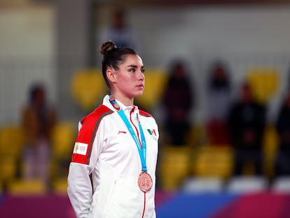 La gimnasta mexicana Dafne Navarro, tras ganar la medalla de bronce ganada en los Juegos Panamericanos 2019, en Lima (Perú).