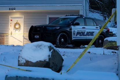 La policía local vigila la casa donde fueron hallados los cuatro cuerpos, el 14 de noviembre.