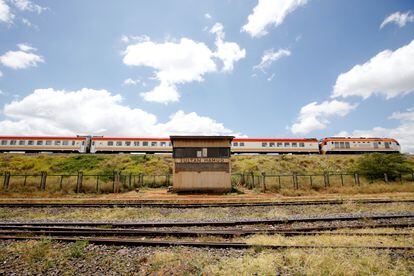 Un tren de pasajeros SGR pasa por la ciudad de Sultan Hamud, Kenia, el 13 de febrero de 2019.