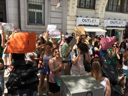 Varios opositores a maestro de inglés reclaman frente a la Consejería de Educación.