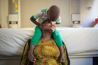 Mariama, de las Islas Comoras, emprendió un largo viaje para intentar encontrar tratamiento para su hijo enfermo de cinco años, Laithe, que ahora está siendo atendido en Francia.