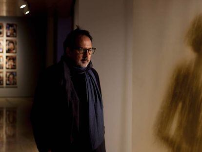El artista Oscar Muñoz en la exposición de la Fundación Sorigué.