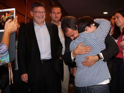 El expresidente del Gobierno Jos&eacute; Luis Rodr&iacute;guez Zapatero abraza a una militante. A su lado, Ximo Puig y Carmen Mont&oacute;n. 