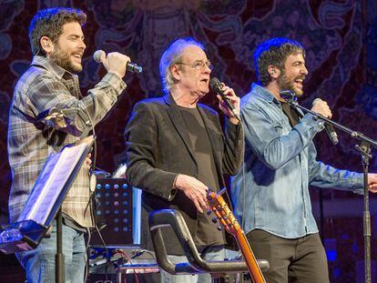 Aute en su concierto del Palau de la M&uacute;sica, cantando &#039;Una de dos&#039;, con los Estopa.