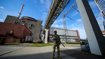 Un militar ruso hace guardia en un área de la central nuclear de Zaporiyia el pasado 1 de mayo.