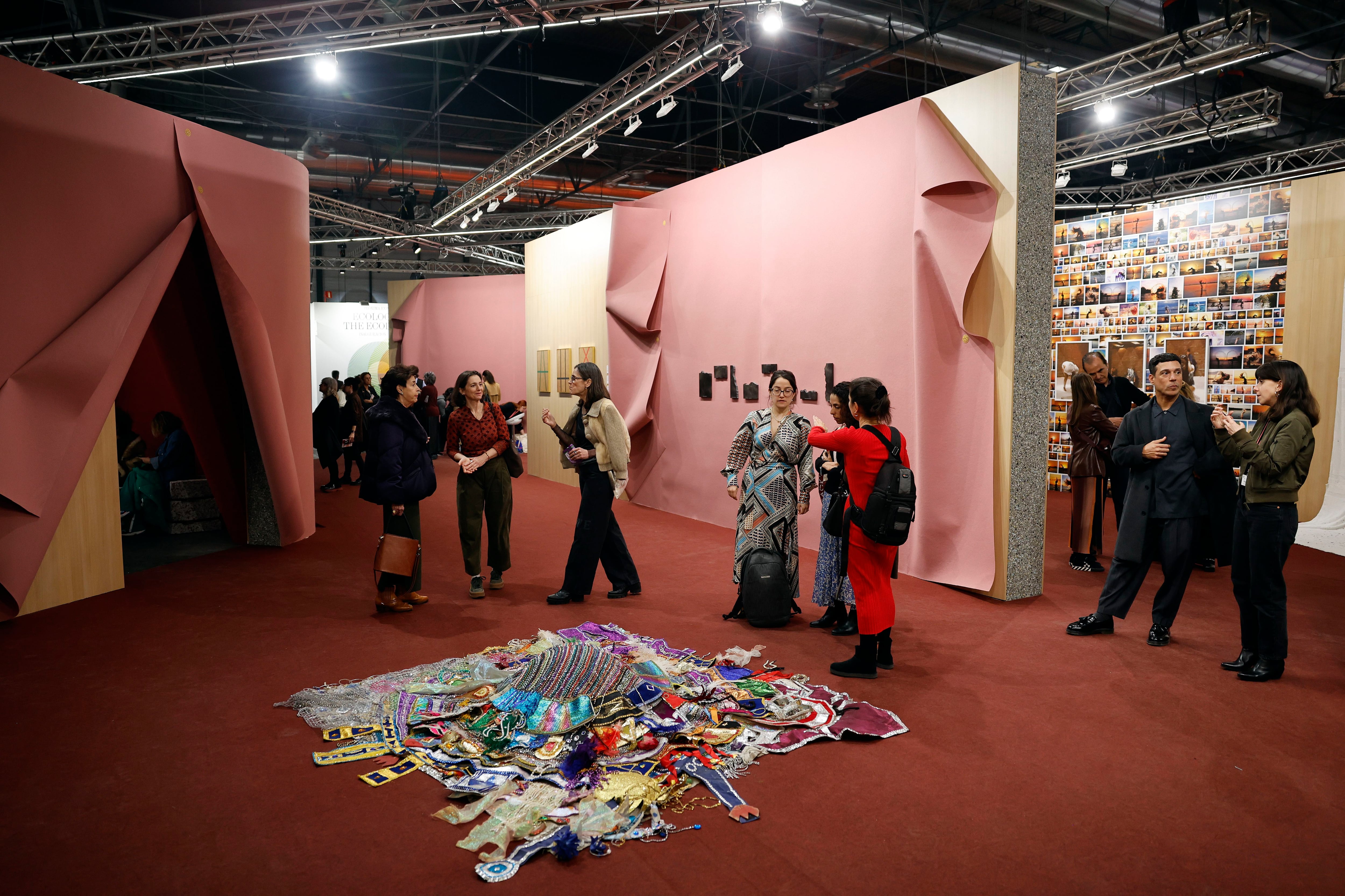Los Reyes inauguran Arco y se detienen ante la intrigante luz del fotógrafo Jean Marie del Moral en el estand de EL PAÍS