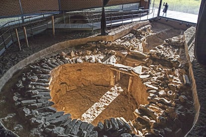 El sepulcro de Huerta Montero, de 4.650 años de antigüedad, cuenta con una cámara circular de 4,60 metros de diámetro, donde se han encontrado restos de 109 individuos.