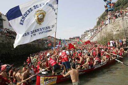 Los remeros de <i>La Marinera</i> se abrazan tras su triunfo en la bahía donostiarra.