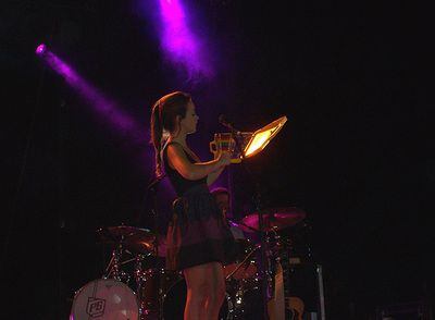 Lourdes Hernández, en un momento de su concierto en Alcalá de Henares.