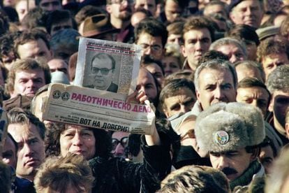 Manifestantes con fotos de Petar Mladenov, el sustituto del dictador Todor Yivkov, y el órgano del régimen, 'Rabotnichesko Delo', en la 'protesta de los 50.000' en Sofía.