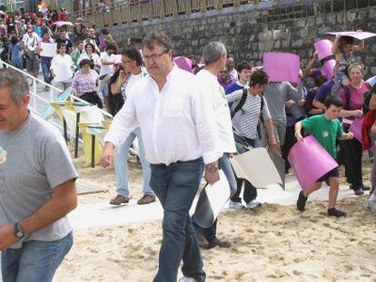 Alduntzin (en el centro) participa en la fiesta contra la incineraci&oacute;n de basuras en la playa de La Zurriola.