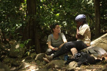 La primatóloga Liliana Pacheco y la asistente de investigación Diba Diallo hacen un alto en el trabajo y conversan a la sombra de los árboles.
